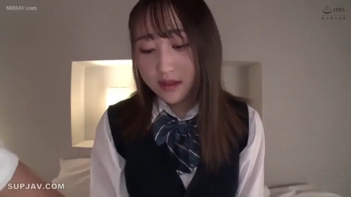 坐姿 · 忧郁 · 校服 · 卧室 · 床 · 上半身 · 垂头