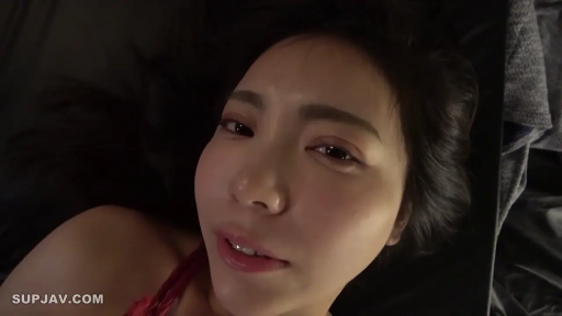 Indoor · Close-up of the face · Hazy · Seduction · Eye contact · 卧姿 · Red lingerie