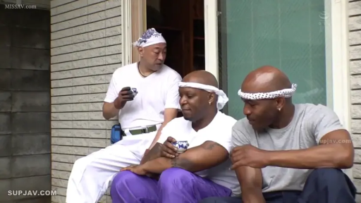 坐姿 · 喝茶 · 中景 · 自然 · 茶杯 · 户外 · 头巾 · 三人