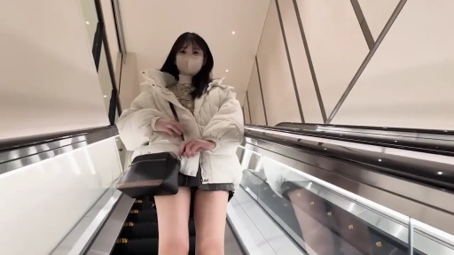 站姿 · 全景 · 白色外套 · マスクを着用してください · ショルダーバッグ · 街拍 · 商场 · 乘扶梯