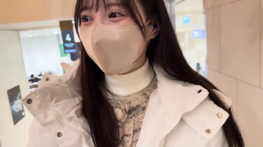 顔部のクローズアップ · 自然 · 口罩 · 白色羽绒服 · 侧身站立 · 黑色长发 · 看向一侧 · 室内商场