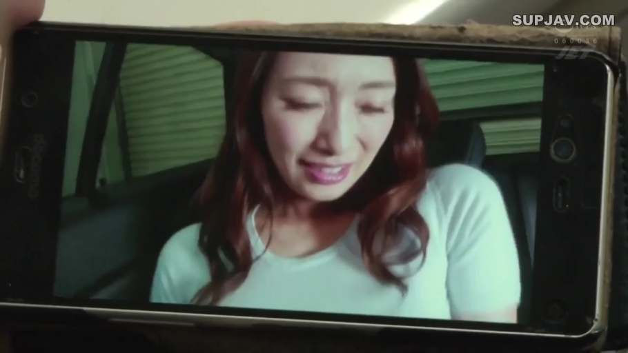 坐姿 · 面部 · 白色短袖 · 微笑 · 手机 · 车内 · 录像 · 手机画面