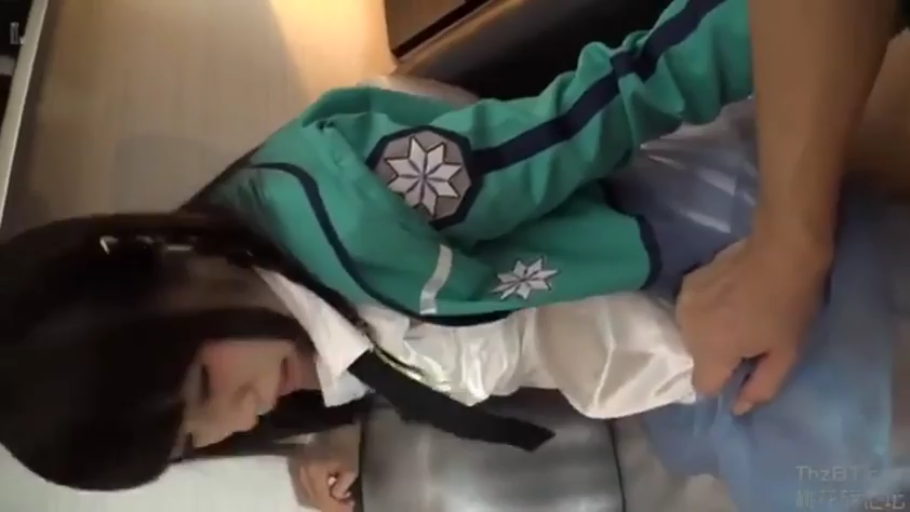 室内 · 俯身 · 中景 · 闭眼 · 抚摸 · 角色扮演服 · 真人