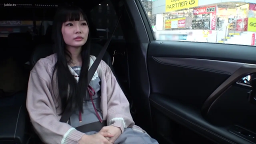 坐姿 · 平静 · 针织衫 · 乘车 · 车内 · 长发 · 安全带