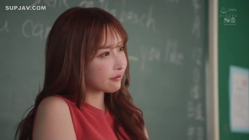 教室 · 站立 · 面部特寫 · 黑板 · 平和 · 侧望 · 教师题材 · 红色无袖上衣