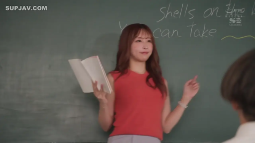 教室 · 站姿 · 微笑 · 半身 · 黑板 · 讲课 · 红色无袖上衣 · 老师