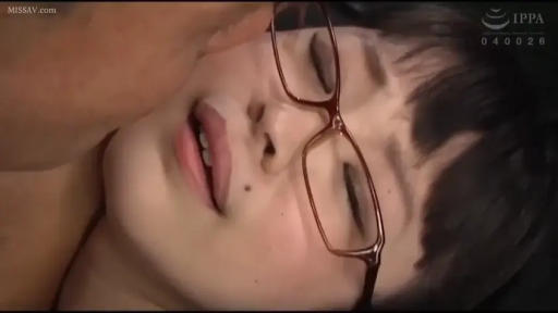 室内 · 眼镜 · 全裸 · 迷离 · 仰卧 · 面部特写 · 亲吻 · 大特写