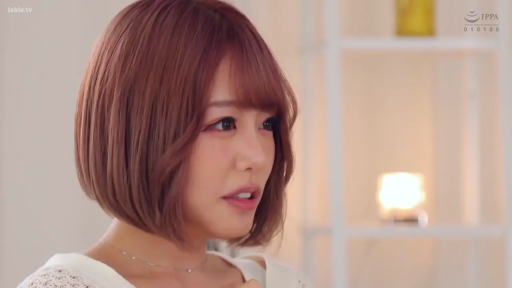 室内 · 白色上衣 · 注视 · 是 · 置物架 · 哀愁 · 侧头 · 柔焦