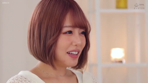 Indoor · Close-up of the face · Smile · 谈话 · 白色蕾丝衫 · 侧头