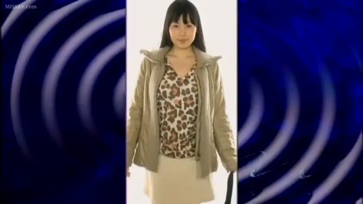 微笑 · 半身特写 · 注视镜头 · 高清 · 直立 · 室内白墙 · 米色外套配豹纹衫