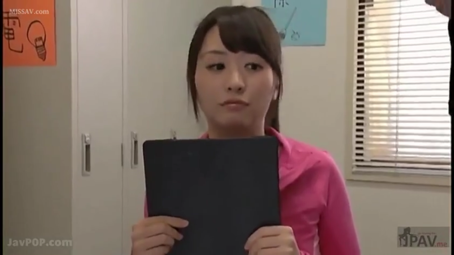 室内 · 坐姿 · 平静 · 上半身 · 文件夹 · 亚洲人 · 粉色运动服 · 手执文件夹