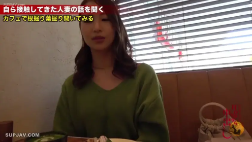 室内 · 座り姿勢 · 中景 · 自然 · 餐厅 · 注视镜头 · 包 · 绿色V领毛衣