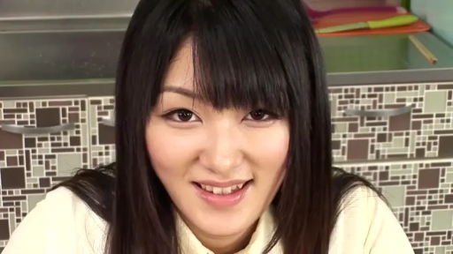 脸部 · 微笑 · 衬衫 · 注视 · 厨房 · 长发 · 正面 · 厨具