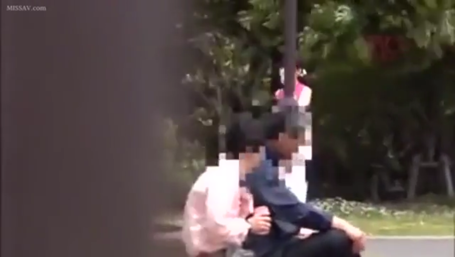 性交 · 全裸 · 胸部特写 · 陶醉 · 沙发 · 枕头 · 仰卧 · 男伴
