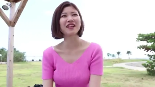 坐姿 · 交谈 · 微笑 · 半身特写 · 短发 · 户外草地 · 粉色V领上衣