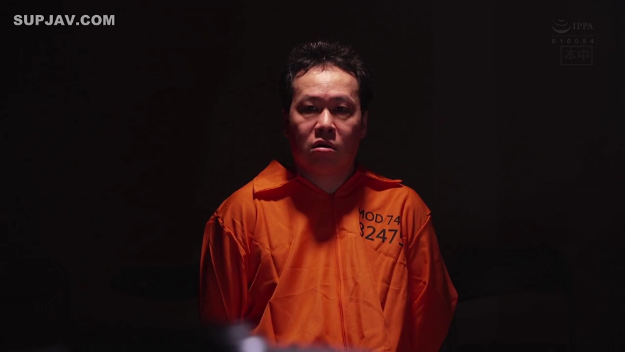 坐姿 · 面对镜头 · 呆滞 · 监狱 · 上半身 · 中年男子 · 囚犯服