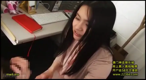 坐姿 · 马赛克 · 自慰 · 粉色上衣 · 电脑键盘 · 侧向中景 · 销魂陶醉 · 办公桌前