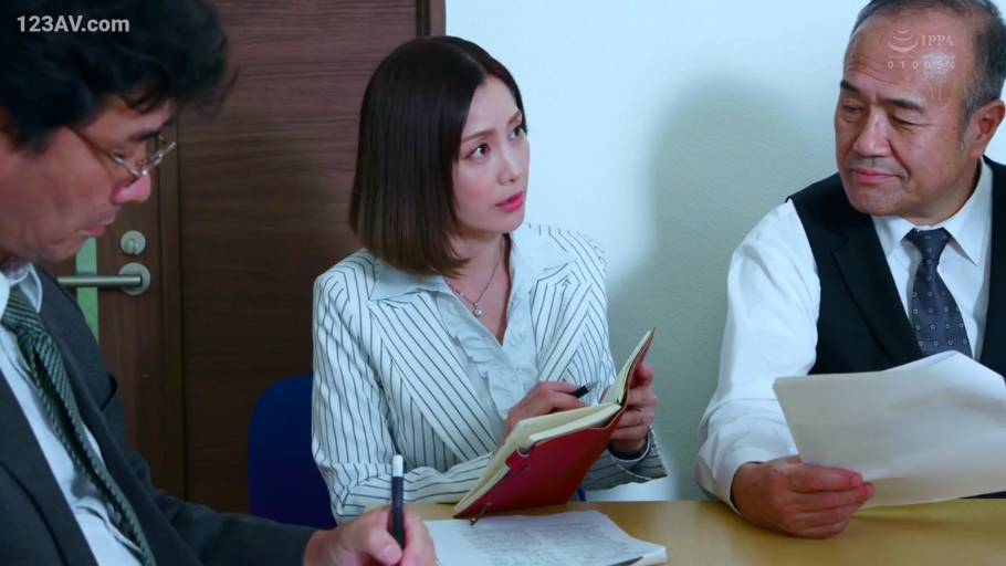 坐姿 · 严肃 · 办公室 · 中景 · 职业装 · 熟女 · 讨论 · 笔记本