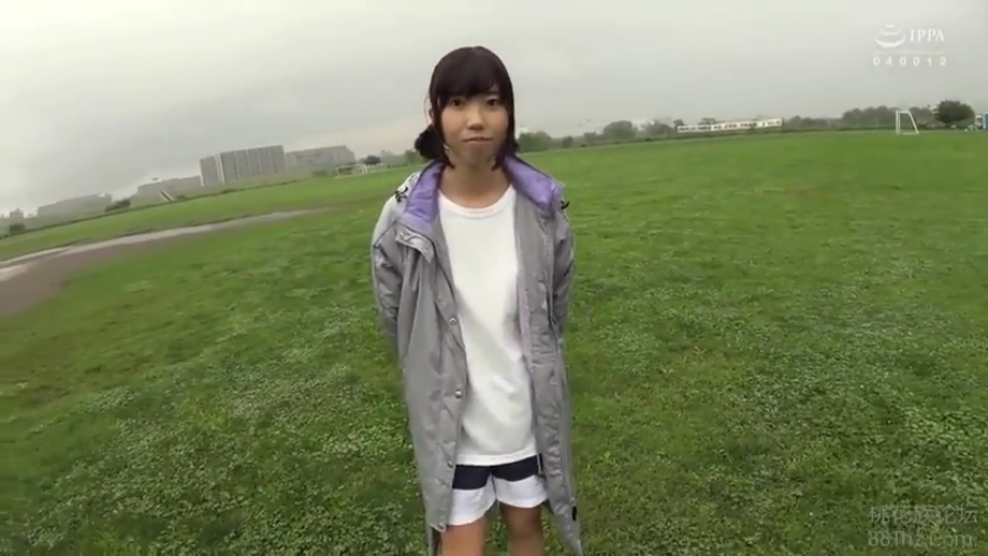 全身 · 站立 · 自然 · 看向镜头 · 风衣 · 草地