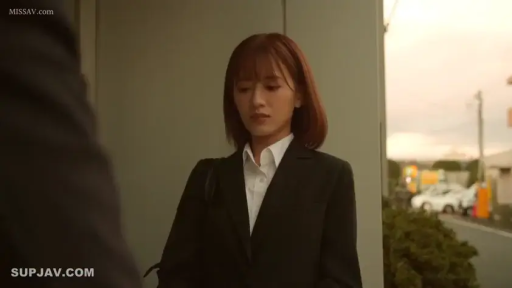 憂鬱 · 站立 · OL装 · 半身 · プロット · 屋外 · 倾听