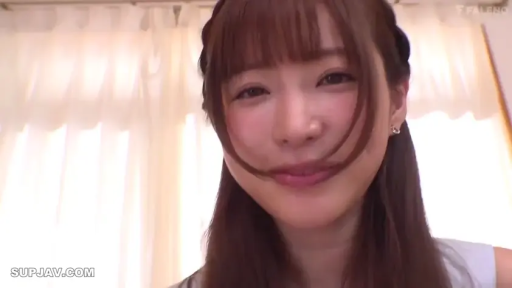 室内 · 脸部特写 · 微笑 · 白色上衣 · 凝视 · 长发 · 正对镜头