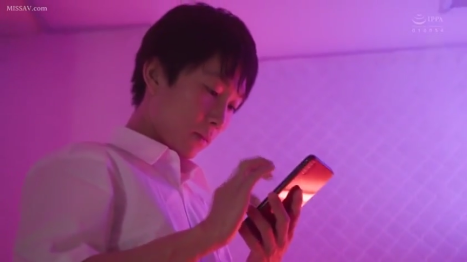 室内 · 侧身 · 中景 · 平静 · 白衬衫 · 手机 · 玩手机 · 男