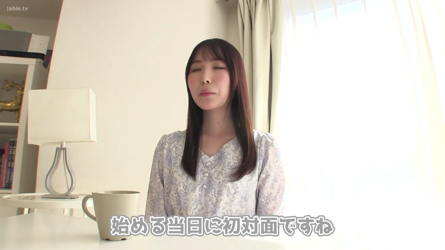 脸部 · 站立 · 微笑 · 白色衬衫 · 对话 · 户外 · 剧情片