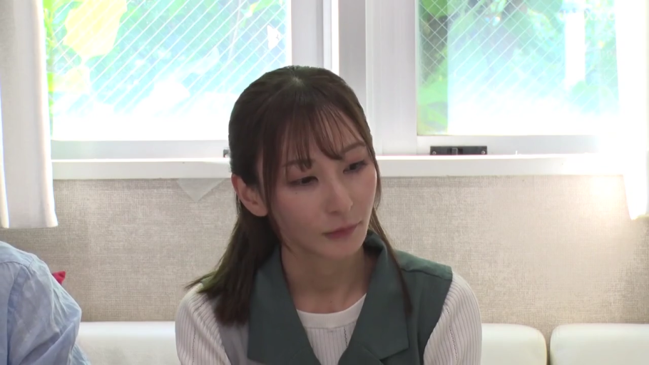 坐姿 · 脸部特写 · 木碗 · 人妻题材 · 室内餐厅 · 蕾丝吊带 · 微笑行为 · 温柔表情