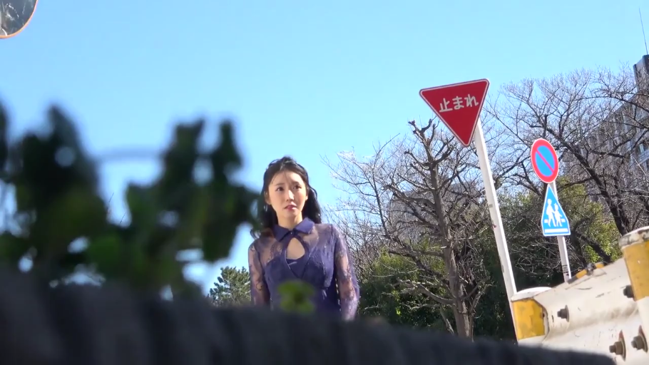 站姿 · 户外街道 · 紫色蕾丝裙