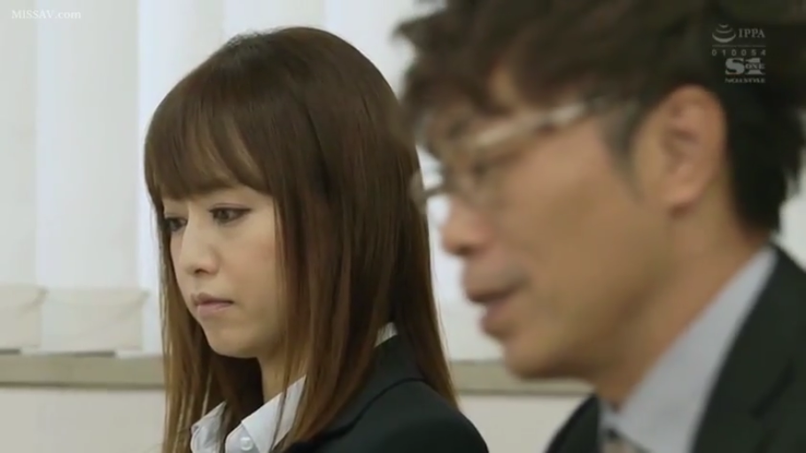 坐姿 · 交谈 · 严肃 · 面部 · 眼镜 · 办公室 · 职业装 · 剧情