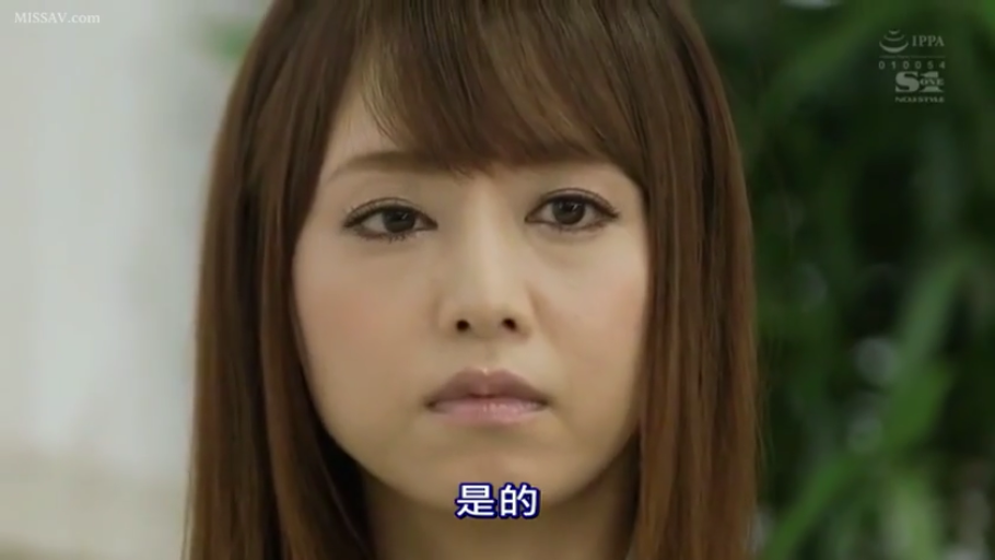 室内 · 严肃 · 脸部特写 · 便服 · 凝视 · 长发 · 正面