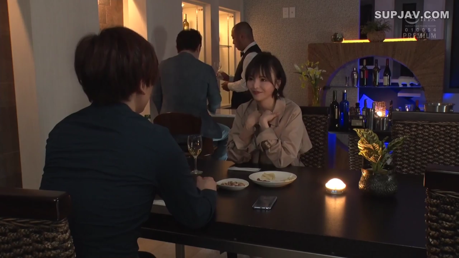 坐姿 · 中景 · 酒吧 · 风衣