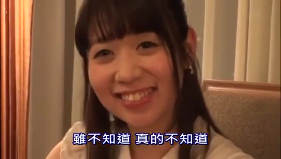 室内 · 中景 · 站姿 · 微笑 · 手机 · 自拍 · 镜面 · 黑色套装