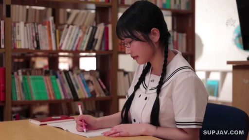 坐姿 · 水手服 · 专注 · 中景 · 笔 · 学生 · 图书馆 · 写字