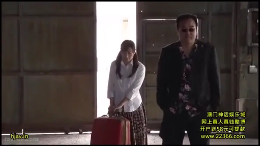 全身 · 站立 · 白衬衫 · 仓库 · 提箱子