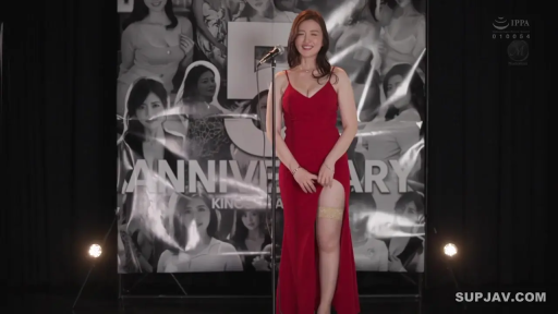 Whole body · Standing Posture · Smile · Mature woman · Microphone · 舞台 · 撩起裙子 · 红色高开衩礼服