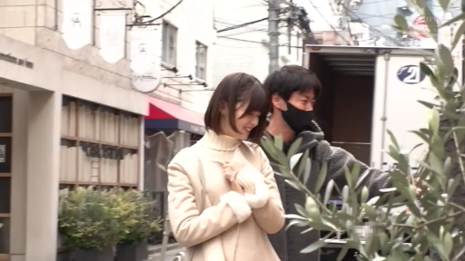 全身 · 站立 · 微笑 · 手提包 · 街道 · 休闲冬装 · 指引 · 户外约会