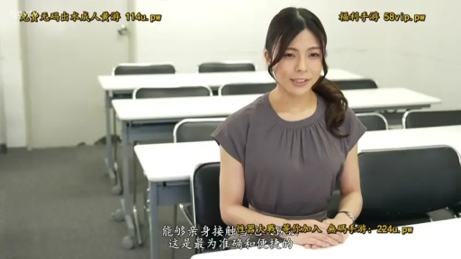 Sitting Posture · Classroom · Smile · Half-body · 端庄 · 课桌 · 灰色短袖 · 讲解