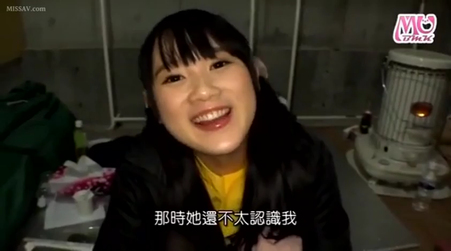 室內 · 坐姿 · 交谈 · 微笑 · 面部特寫 · 中文字幕 · 黑色外套 · 取暖器