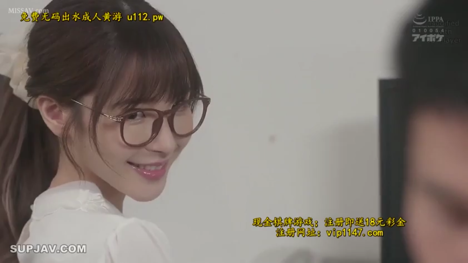 室内 · 眼镜 · 脸部特写 · 职场女性 · 白色上衣 · 凝视 · 诱惑微笑 · 侧身回眸