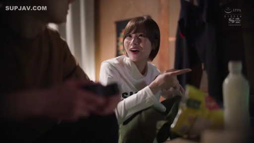 室内 · 座り姿勢 · 面部 · 开心 · 玩游戏 · 白色卫衣 · 游戏手柄