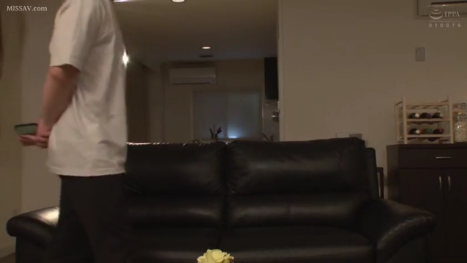 站立 · 全景 · 沙发 · 客厅 · 居家 · 长裤 · 走动