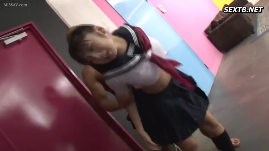 室内 · 俯身 · 中景 · 水手服