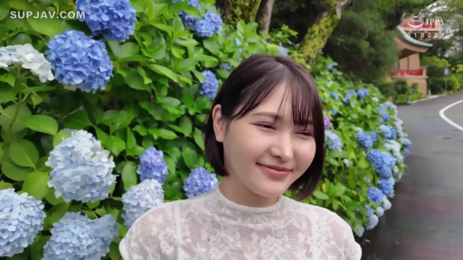 户外花园 · 侧脸特写 · 微笑表情 · 墨镜 · 摆拍行为 · 白色蕾丝无袖衫 · 撩发姿势 · 绣球花背景