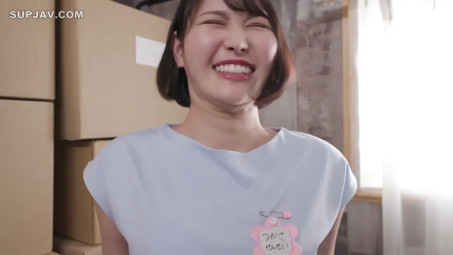 纸箱 · 仓库 · 头部 · 大笑 · 正面 · 喜悦 · 名牌 · 浅蓝上衣