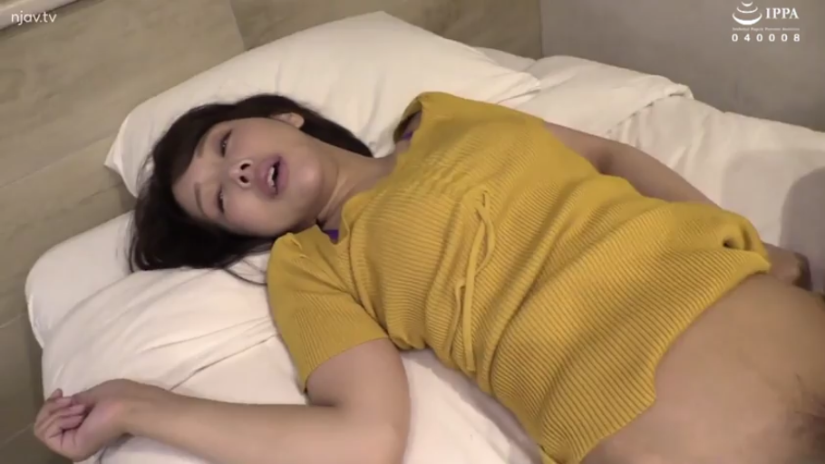 迷离 · 枕头 · 仰卧 · 床上 · 特写 · 呻吟 · 露点 · 黄色针织衫