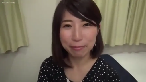 Bedroom · Sitting Posture · Close-up of the face · Smile · 注视镜头 · 素人风格 · 黑色圆点上衣