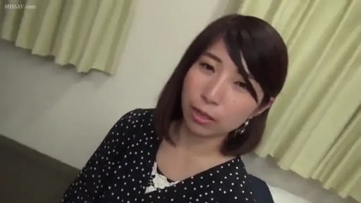 室内 · 面部 · 自然 · 凝视 · 窗帘 · 短发 · 正面 · 黑白波点上衣