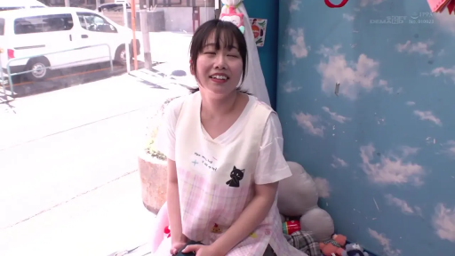 室内 · 坐姿 · 角色扮演 · 半身 · 对视 · 围裙 · 眯眼笑 · 毛绒玩具