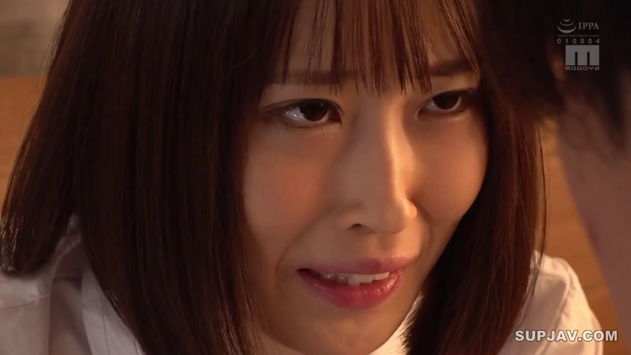 室内 · 面部 · 委屈 · 白衬衫 · 剧情 · 正坐 · 哭泣